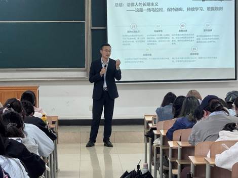 长凳上的一群人中度可信度描述已自动生成